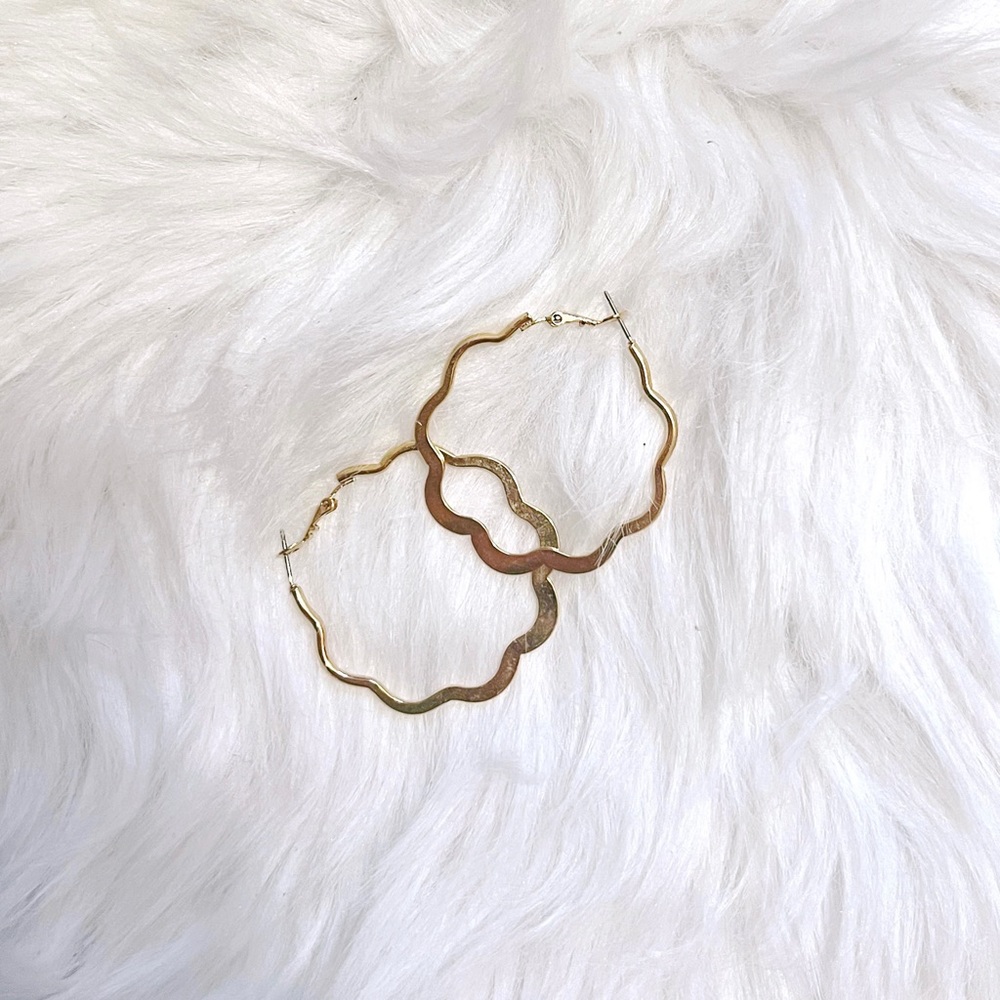 2/$20 🛍 GOLD TONED SCALLOP HOOP EARRINGS